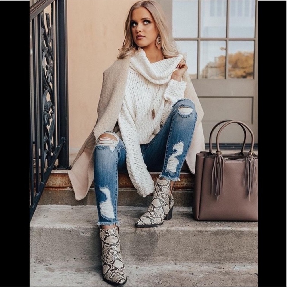 Ankle boots snake skin print